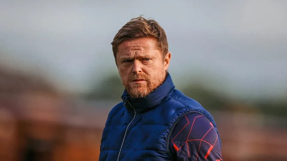 Entrenador observando durante una sesión de entrenamiento