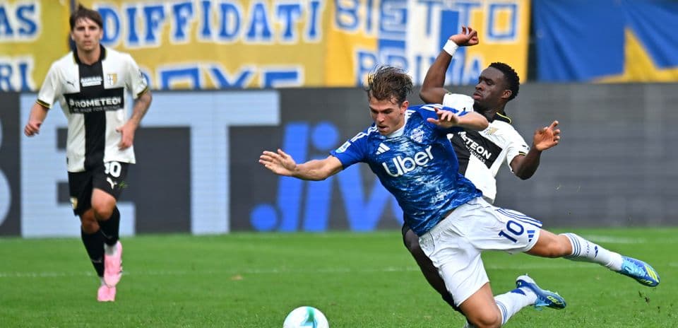 Jugador de Como cae mientras es desafiado por Parma