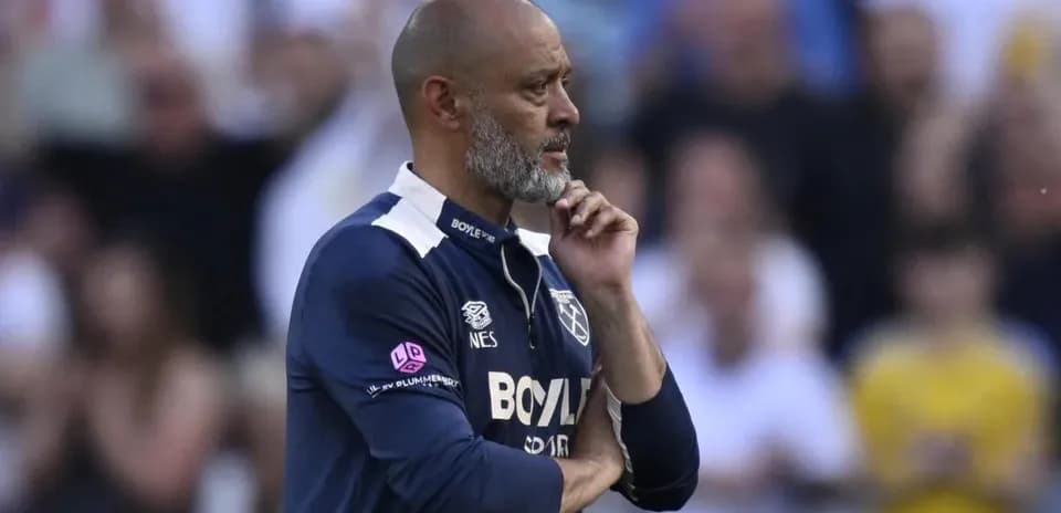 Entrenador observando el partido en el estadio