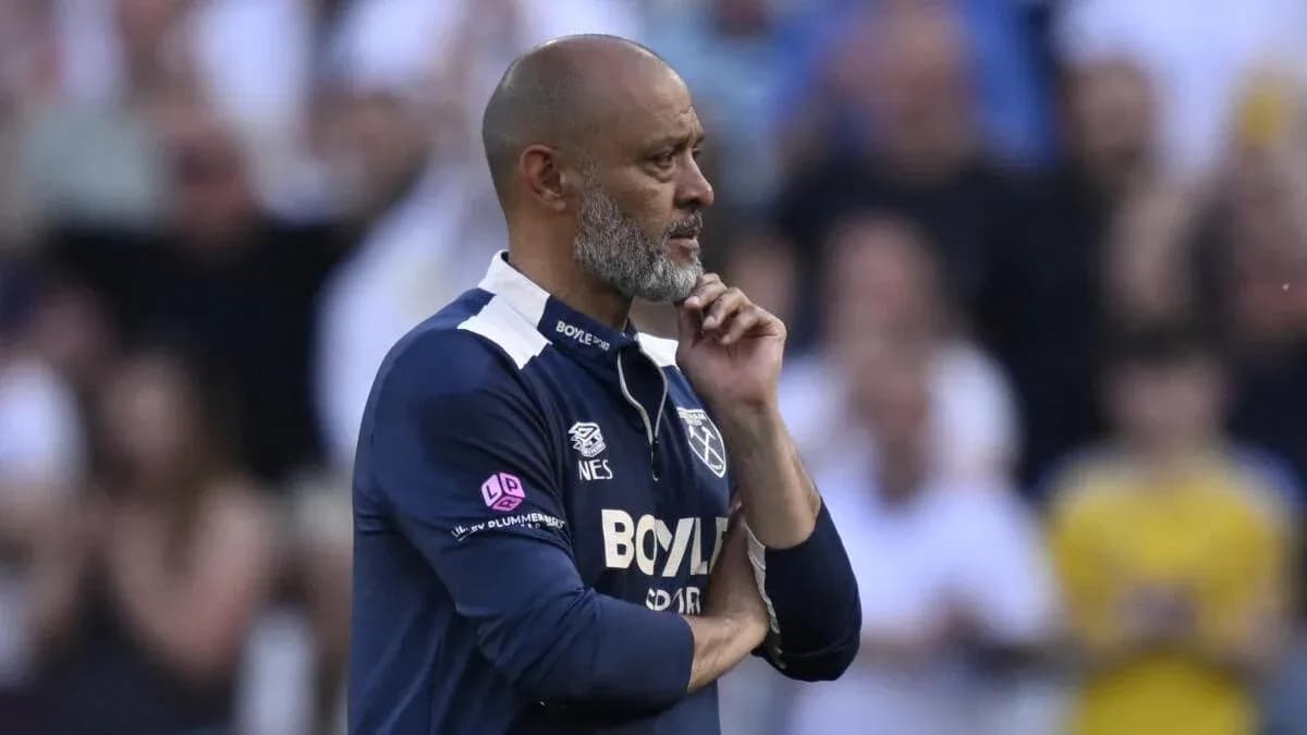 Entrenador observando el partido en el estadio
