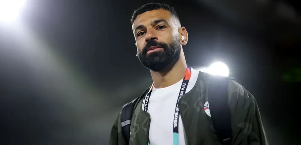 Jugador caminando con auriculares en el estadio