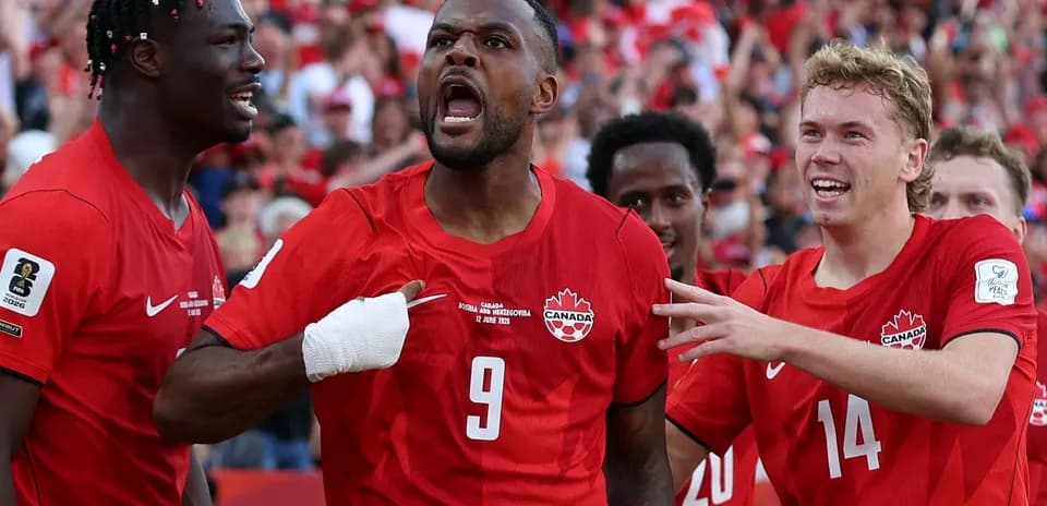 Jugadores de Canadá celebrando un gol