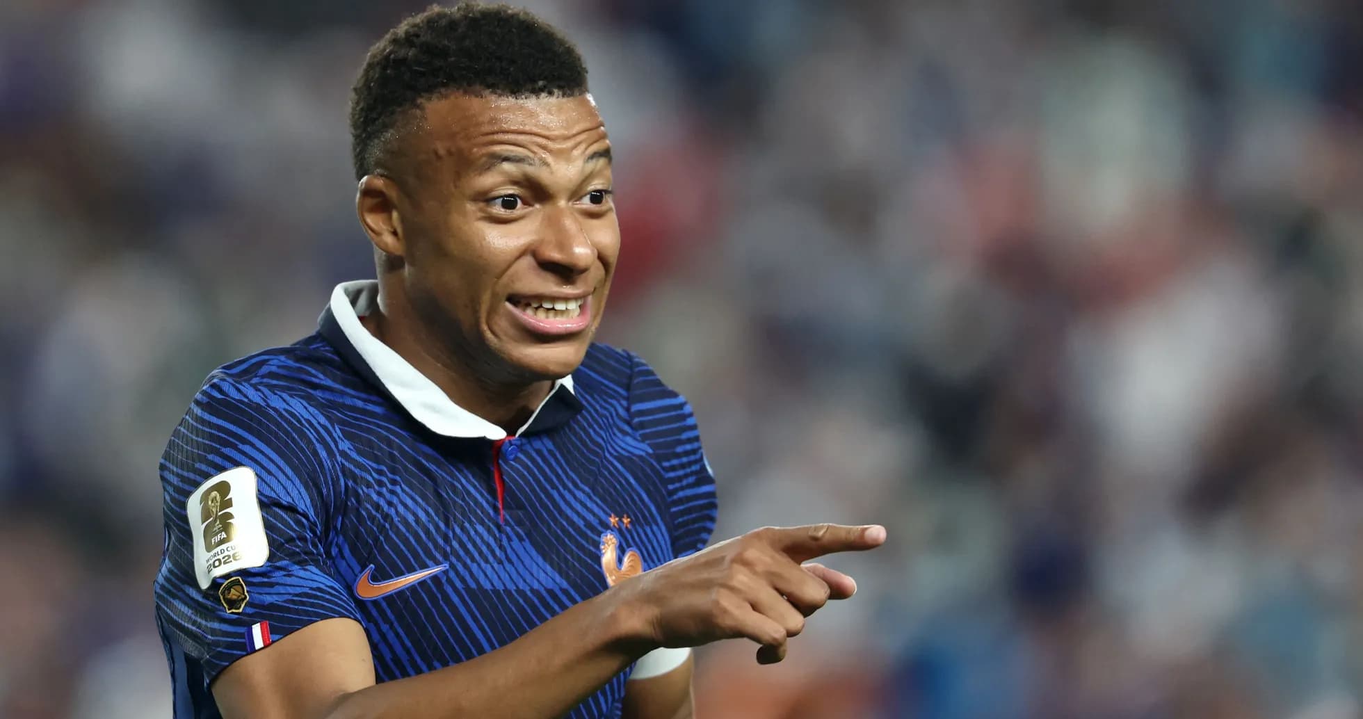 Jugador señalando durante un partido de fútbol