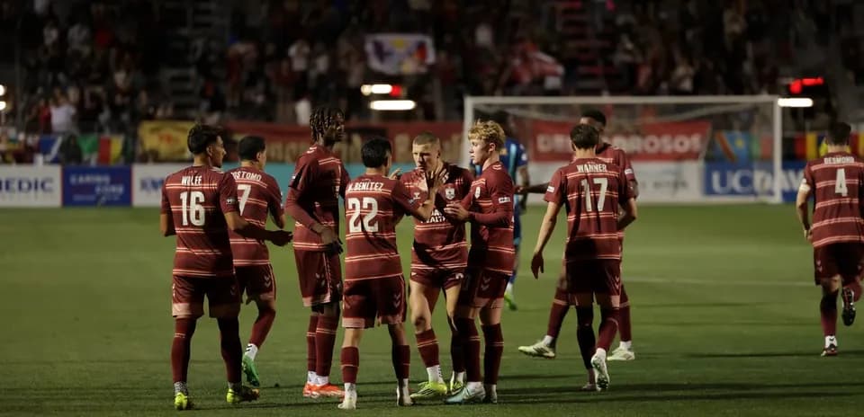 Jugadores celebrando un gol en el partido