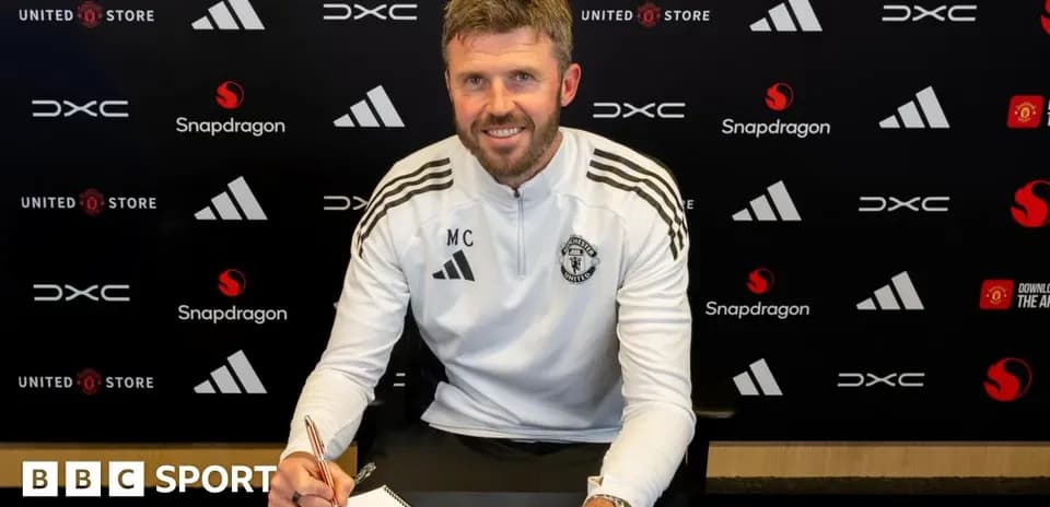 Entrenador de Manchester United firmando contrato en mesa
