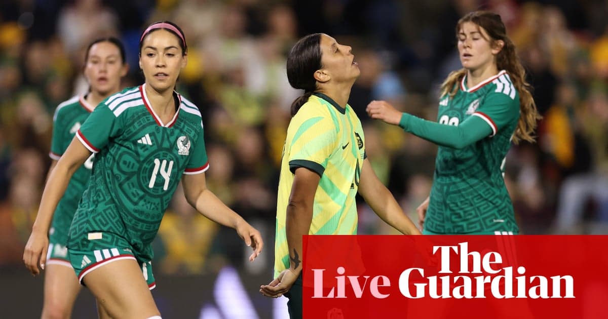Jugadoras de fútbol compitiendo en un partido