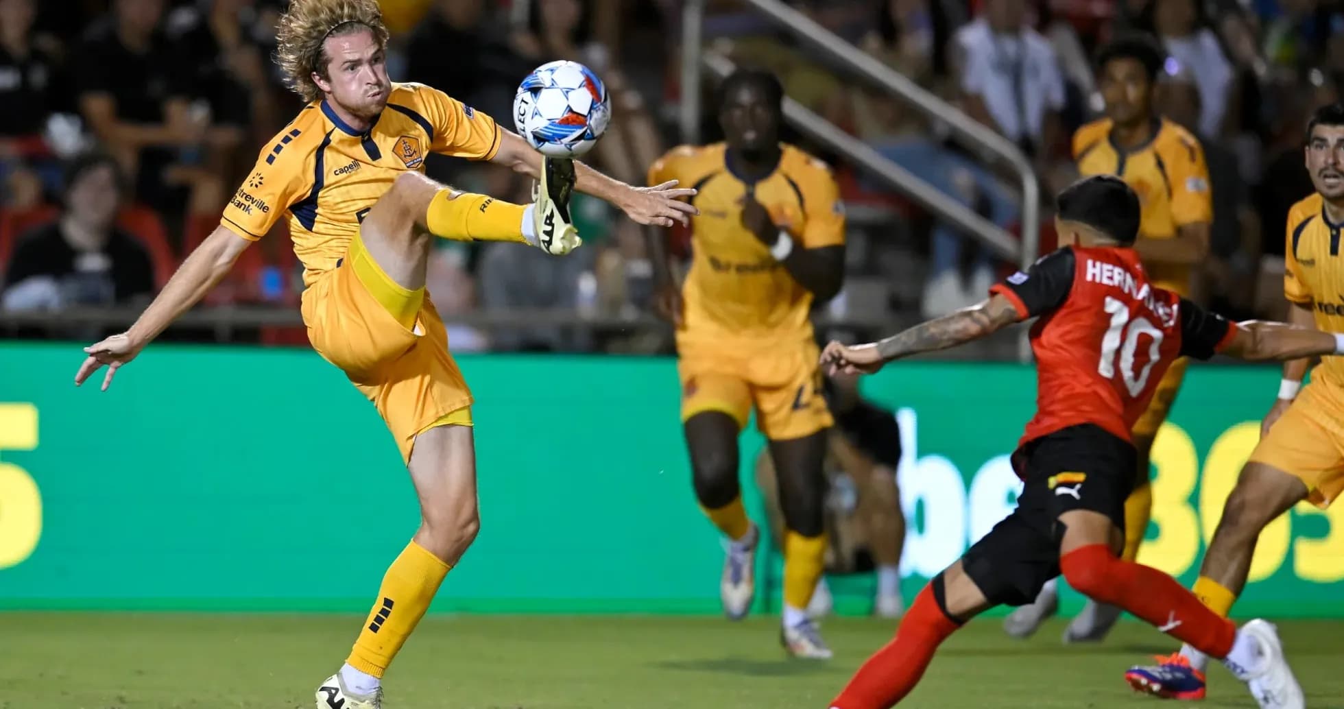 Jugador de Indy Eleven controla el balón
