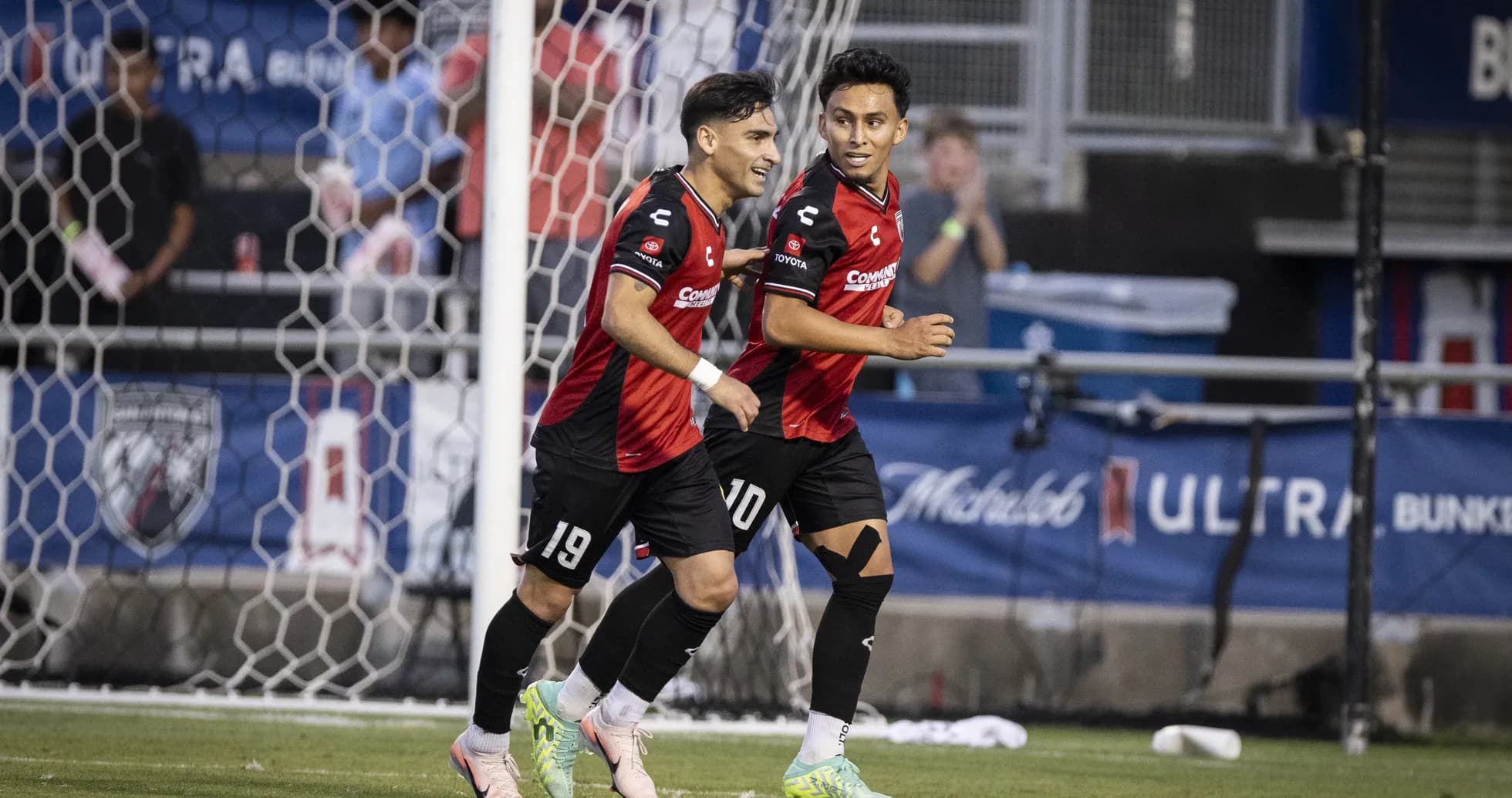 Jugadores celebrando un gol durante el partido