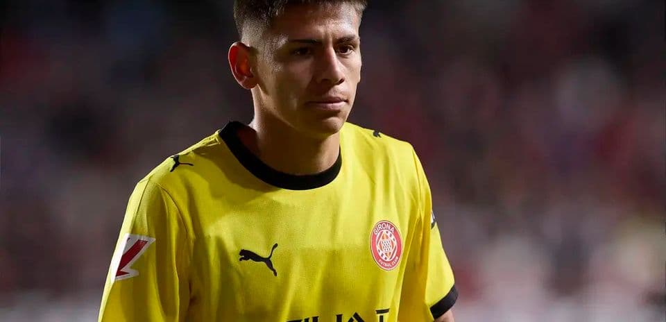 Jugador de Girona CF con uniforme amarillo en el campo
