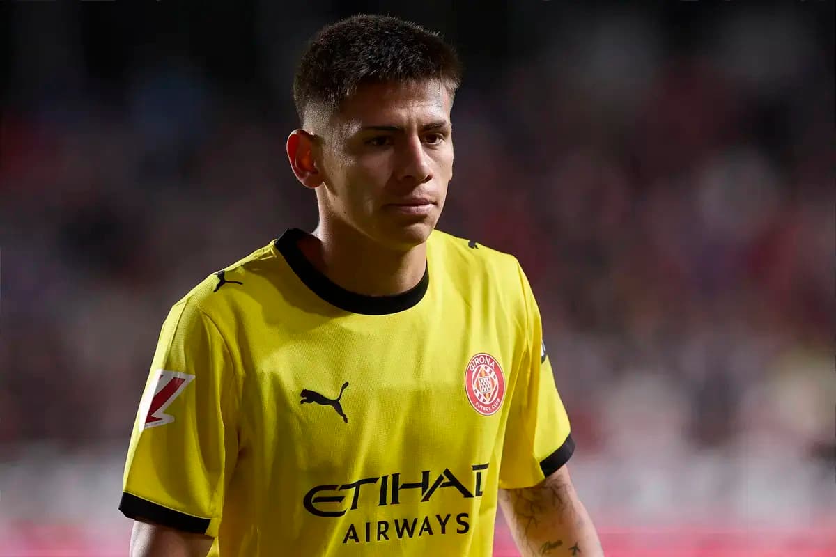 Jugador de Girona CF con uniforme amarillo en el campo