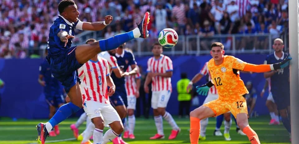 Jugador chutando el balón en partido de fútbol