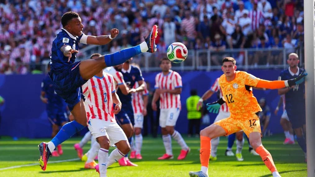 Jugador chutando el balón en partido de fútbol