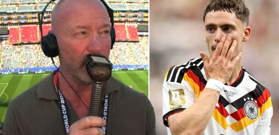 Comentarista hablando y jugador tocándose la cara