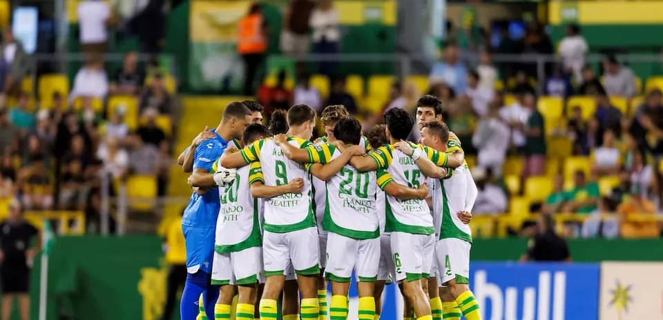 Equipo de Tampa Bay Rowdies en reunión antes del partido