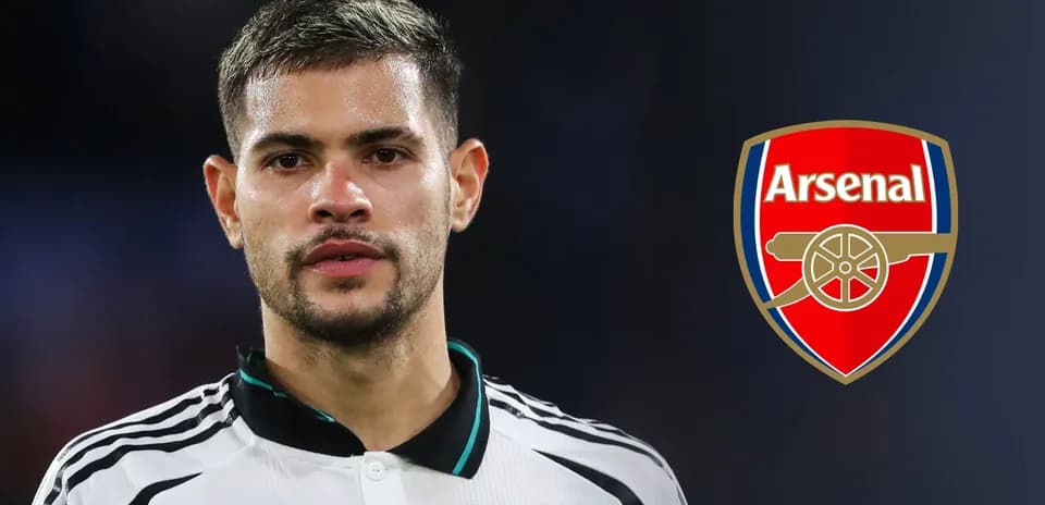 Jugador de fútbol con el escudo del Arsenal