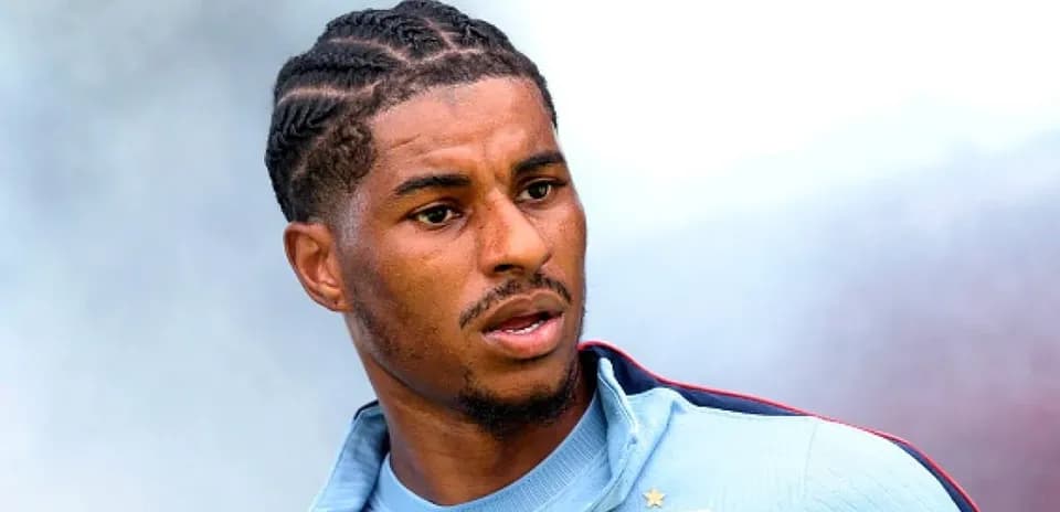 Jugador con peinado trenzado en entrenamiento