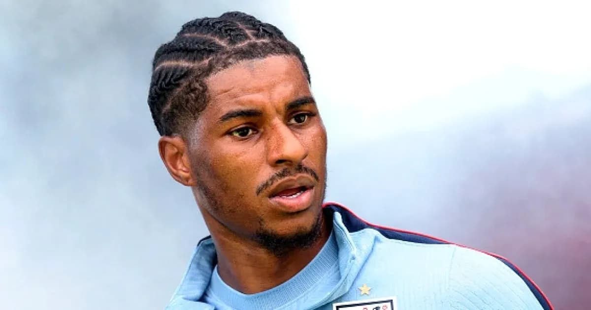 Jugador con peinado trenzado en entrenamiento