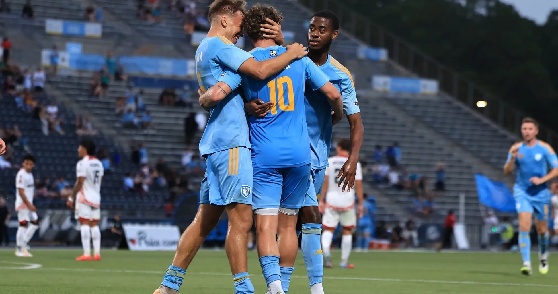 Jugadores de JAX celebrando un gol