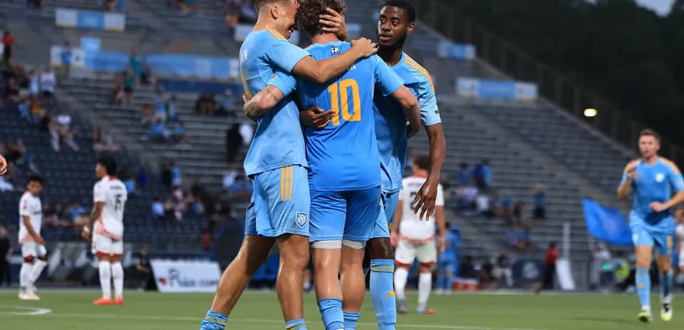 Jugadores de JAX celebrando un gol