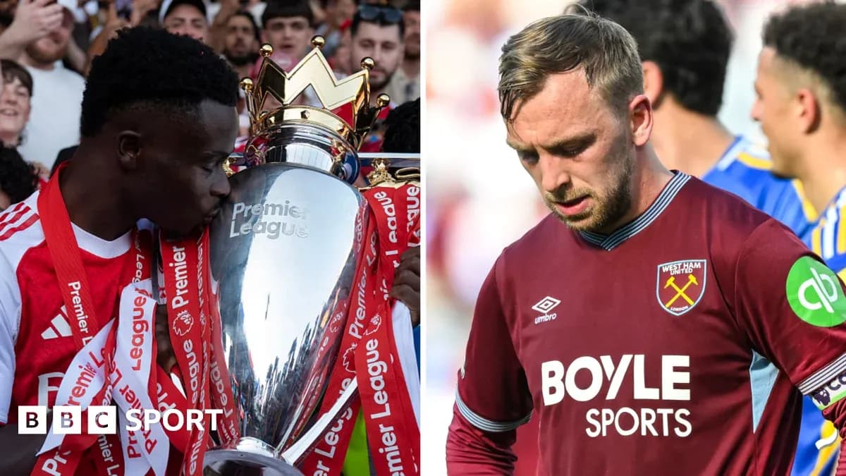 Jugador levantando trofeo de Premier League y otro desanimado