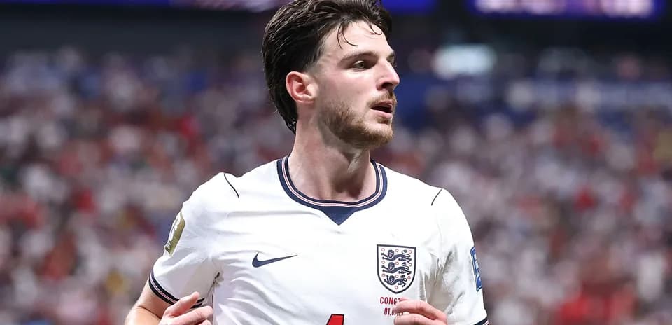 Jugador de Inglaterra en partido, luciendo camiseta blanca
