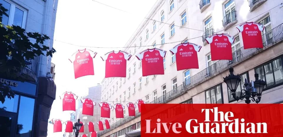 Camisetas rojas del Arsenal colgadas en la calle