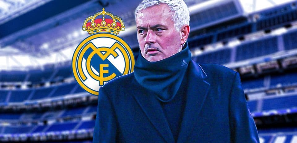 Entrenador en estadio con logo del Real Madrid