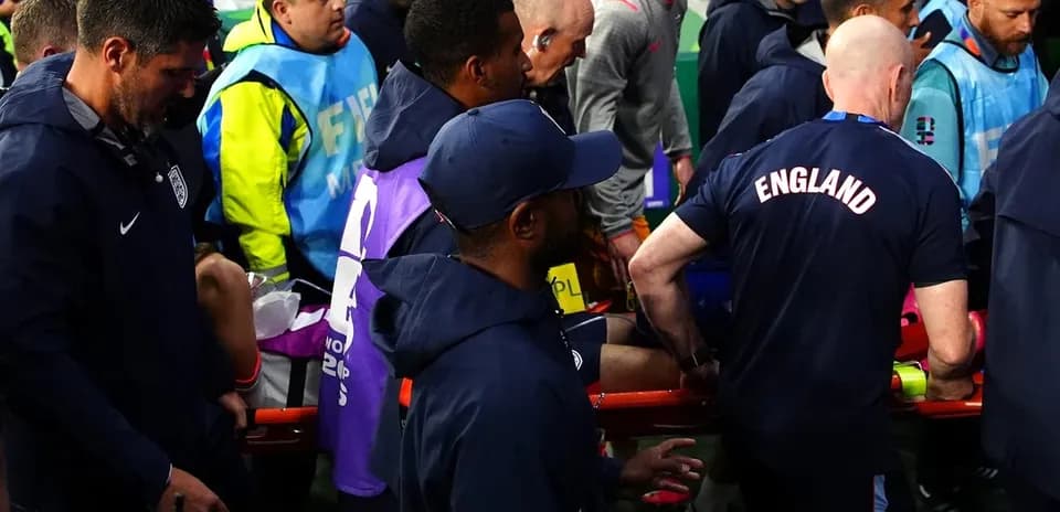Personal médico trasladando jugador en camilla