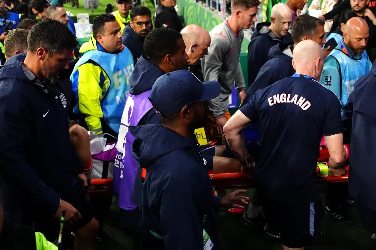 Personal médico trasladando jugador en camilla