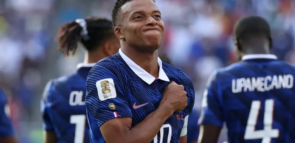 Kylian Mbappé celebrando con su equipo
