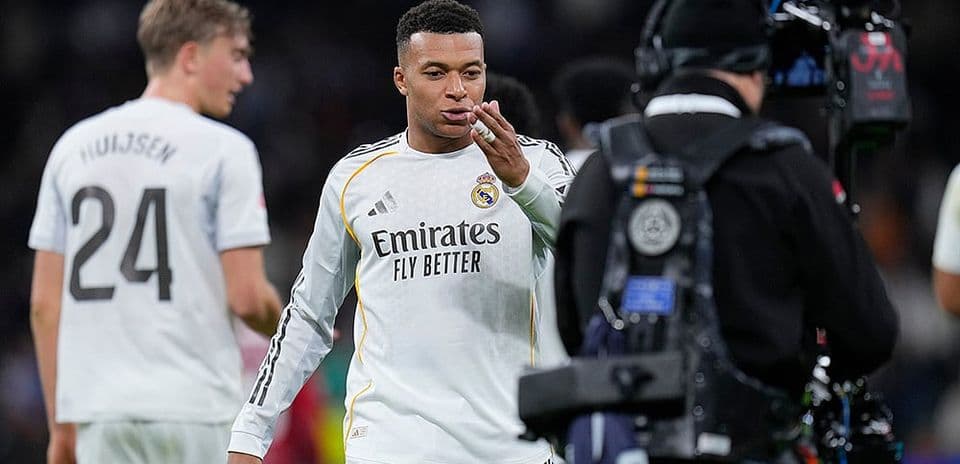 Kylian Mbappé saludando a la cámara