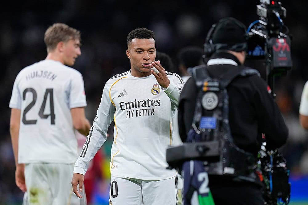 Kylian Mbappé saludando a la cámara