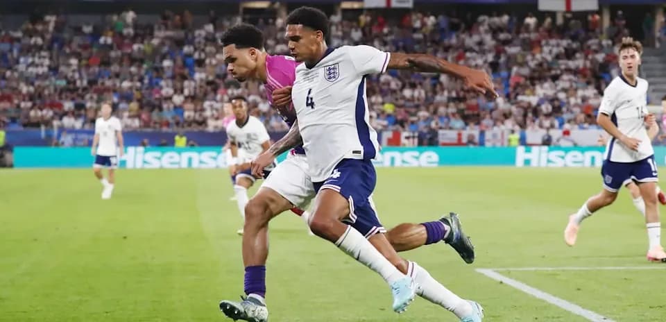 Jugadores de Inglaterra compiten por el balón en partido