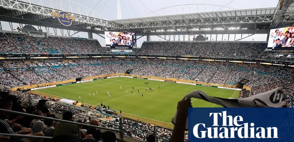 Partido de fútbol en Hard Rock Stadium lleno de espectadores