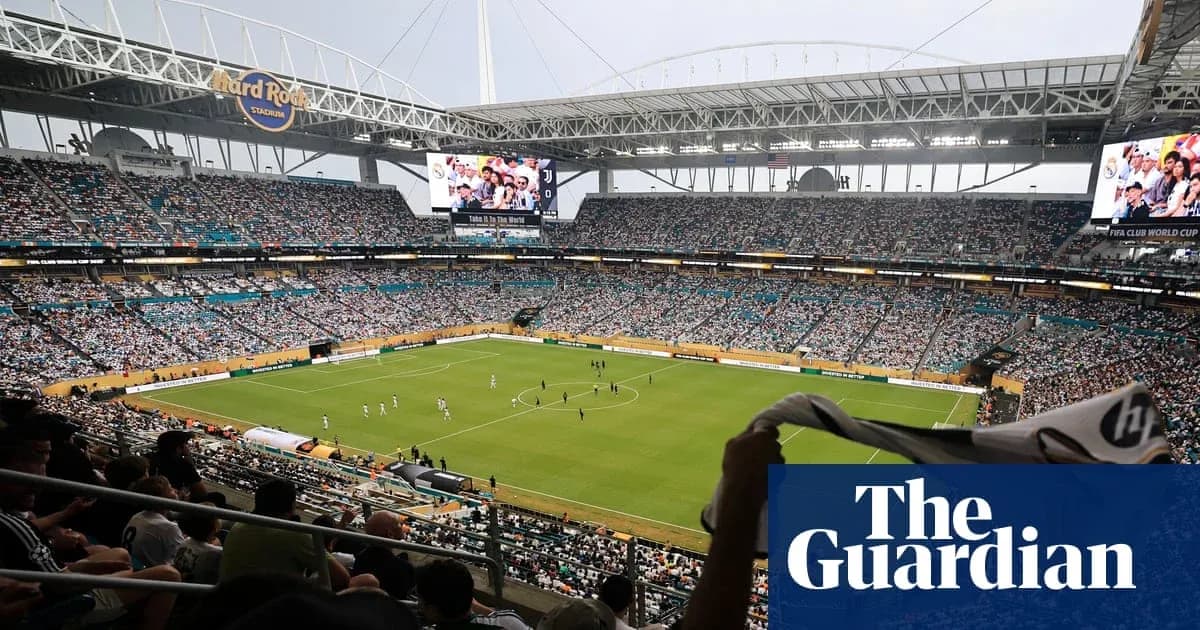 Partido de fútbol en Hard Rock Stadium lleno de espectadores