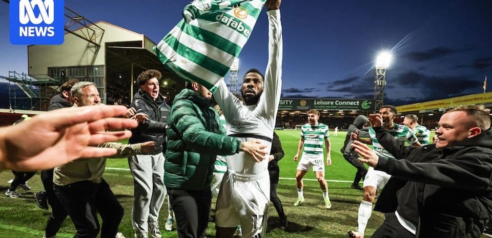 Jugador celebrando con afición tras partido