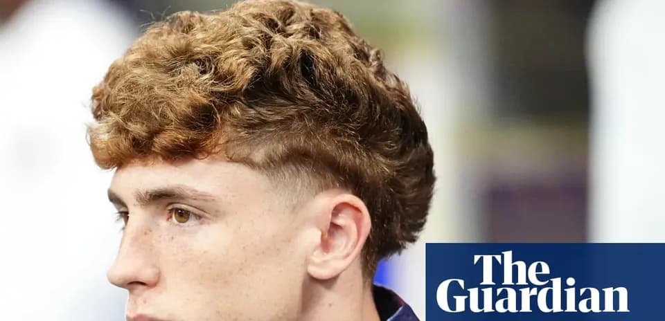 Joven con cabello rizado en un evento deportivo