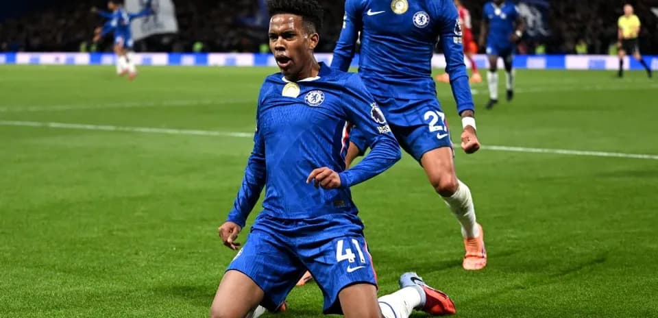 Jugador de Chelsea celebrando un gol en el partido