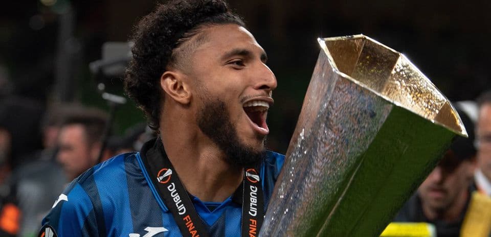 Jugador levantando el trofeo de la UEFA Europa League