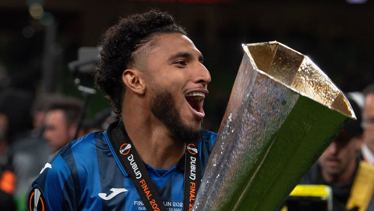 Jugador levantando el trofeo de la UEFA Europa League