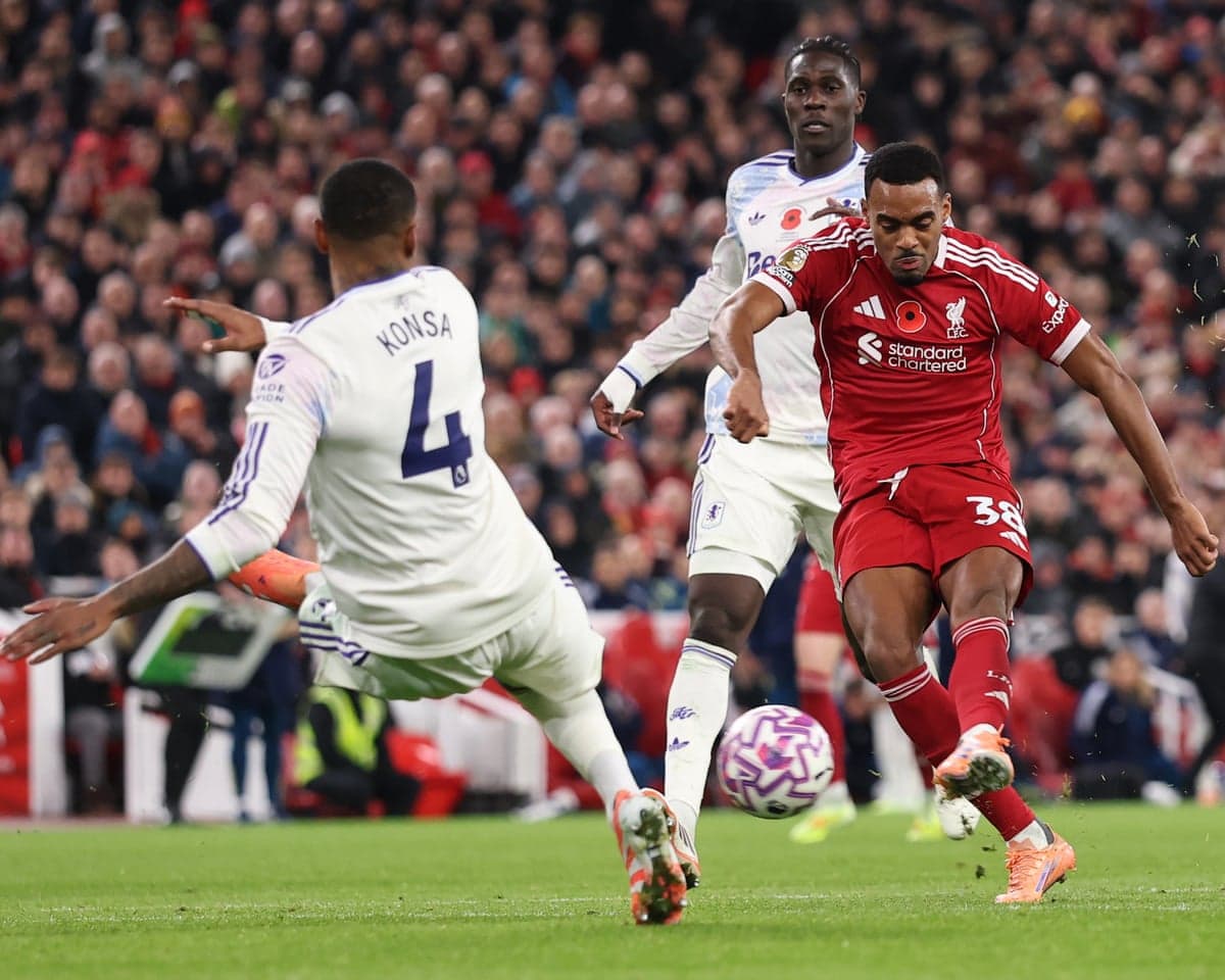 Jugador de Liverpool disparando contra Aston Villa