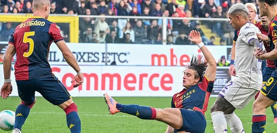 Acción durante el partido Fiorentina vs Genoa
