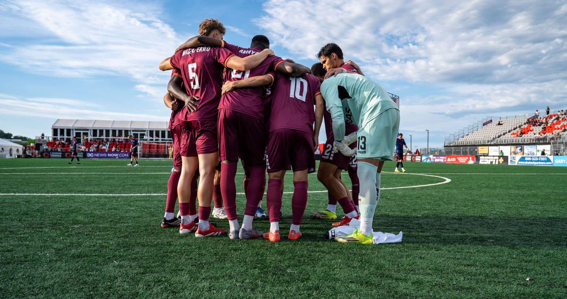 Equipo de Loudoun United en círculo antes del partido