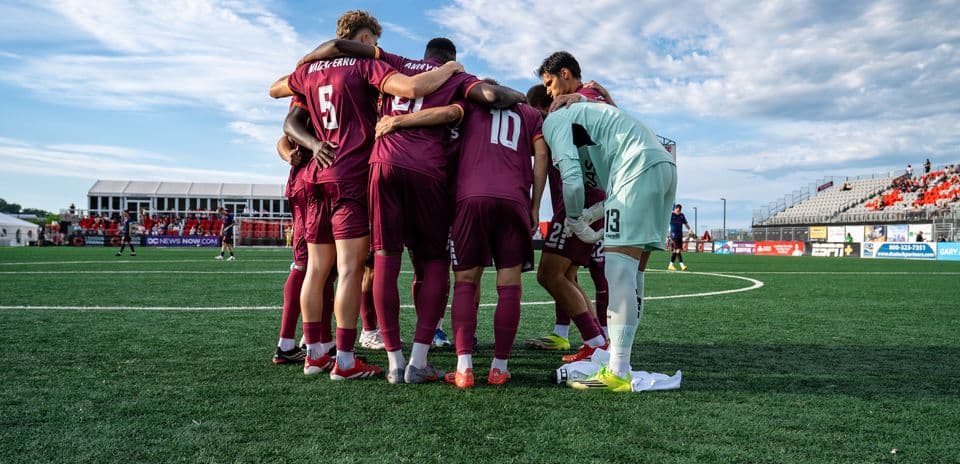 Equipo de Loudoun United en círculo antes del partido