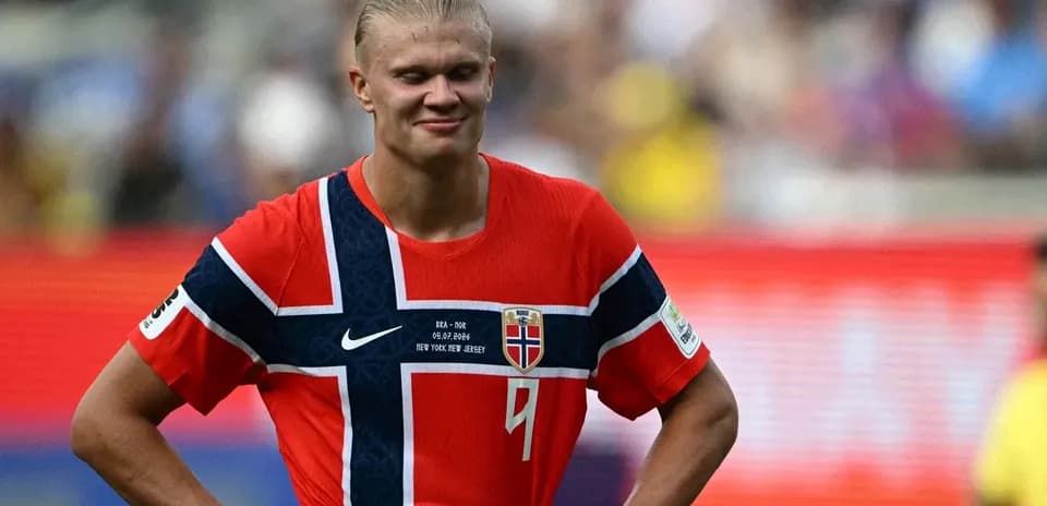 Jugador de Noruega en camiseta roja durante partido