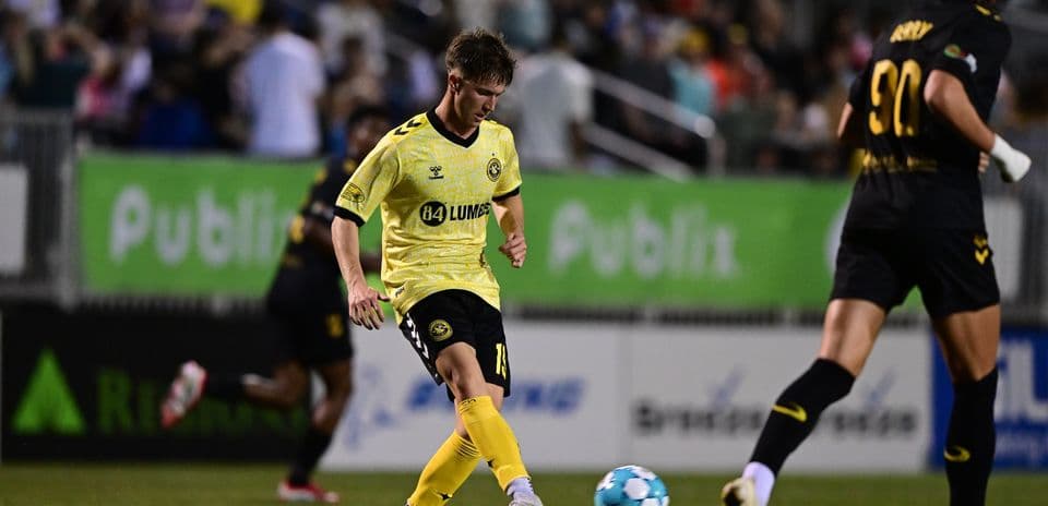 Jugador de Charleston Battery en acción durante partido