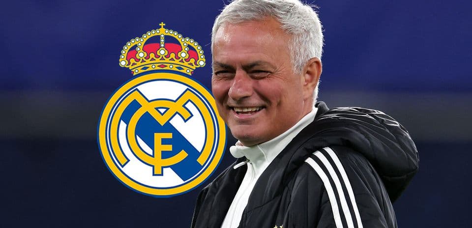 Entrenador sonriendo con el logo del Real Madrid