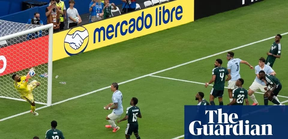 Portero deteniendo un tiro en el área de gol