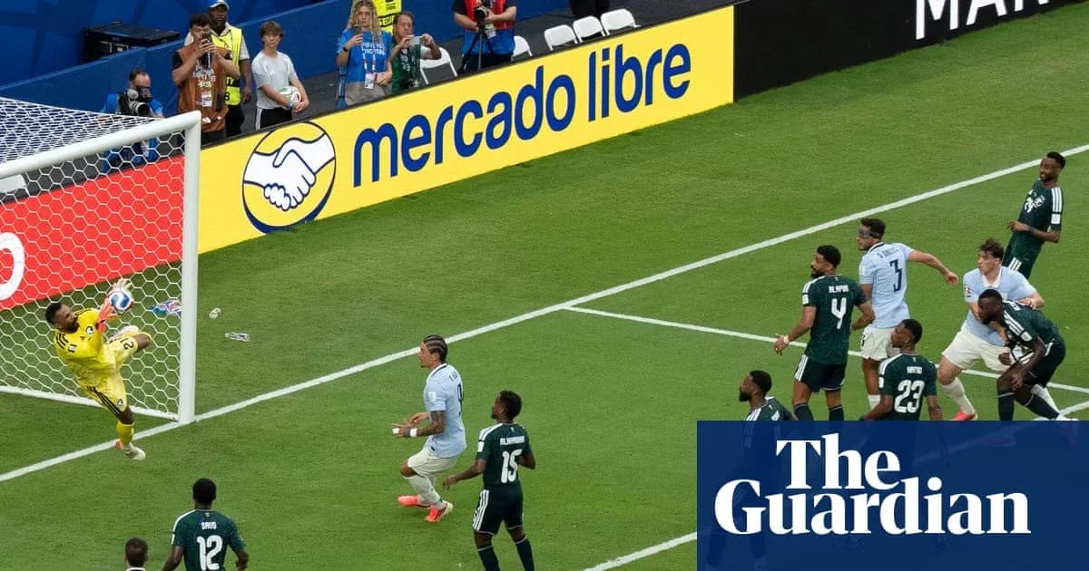 Portero deteniendo un tiro en el área de gol