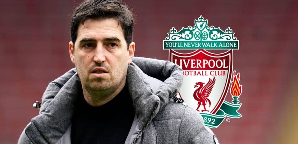 Entrenador en primer plano con logo de Liverpool
